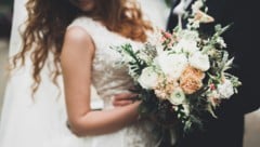 Ein Polizeigroßaufgebot rückte kurz nach der Vermählung aus.