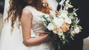 Ein Polizeigroßaufgebot rückte kurz nach der Vermählung aus.