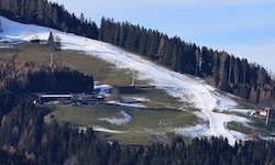 Auf der Mutterer Alm versucht man diese Woche jede noch vorhandene Kunstschneeflocke für die ...