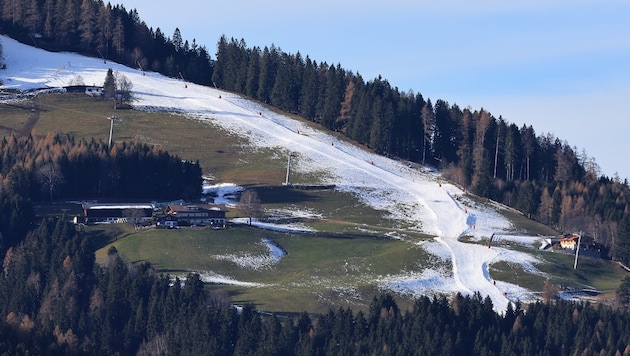 Auf der Mutterer Alm versucht man diese Woche jede noch vorhandene Kunstschneeflocke für die ...