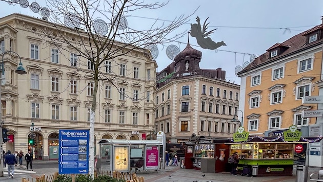 Statt des bekannten Brunnens steht nun ein Lederhülsenbaum. Er gilt als hitzeresistent, soll im ...