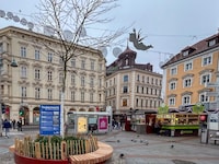 Statt des bekannten Brunnens steht nun ein Lederhülsenbaum. Er gilt als hitzeresistent, soll im ...