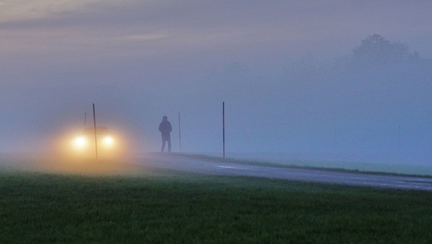Nicht nur im Straßenverkehr ist der Nebel, der derzeit vor allem im Zentralraum sehr dicht ist, ...