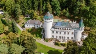 Das idyllisch gelegene Schloss Heroldeck befindet sich inmitten eines Waldes – oberhalb des ...