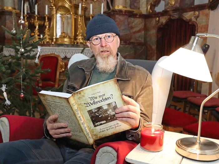 Roland Posch mit seinem weihnachtlichem Erstlingswerk.