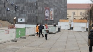 Zwefo Ein paar Punschhütten in einer großen Baustelle.