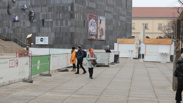 Ein paar Punschhütten in einer großen Baustelle