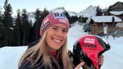 Katharina Liensberger präsentiert stolz ihren neuen Sponsor am Helm.