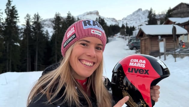 Katharina Liensberger präsentiert stolz ihren neuen Sponsor am Helm.