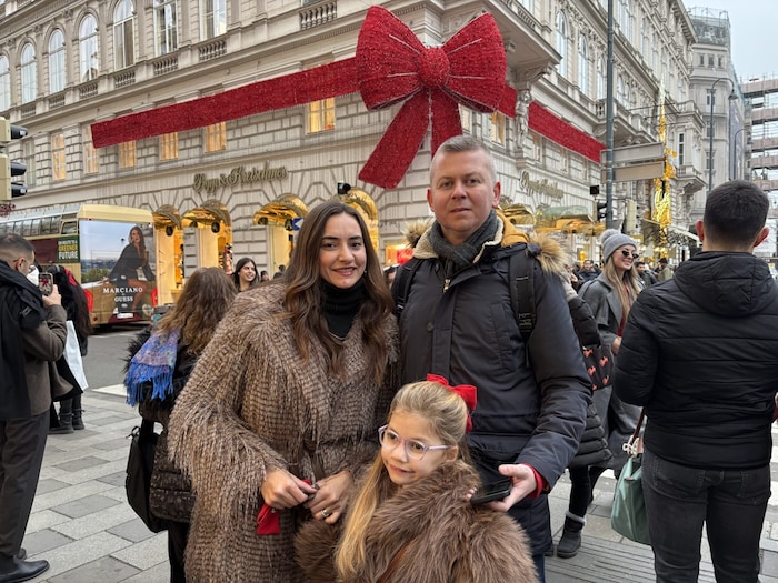 Für die türkische Familie gehört das Mascherl zum Weihnachtserlebnis in Wien.