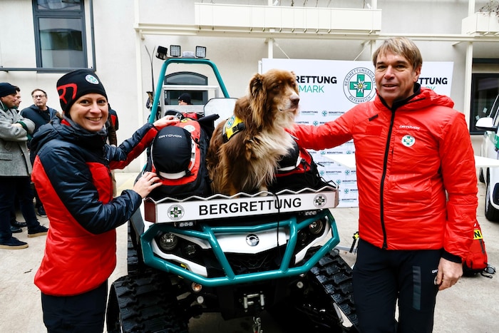 Bergretter mit Lawinen- und Suchhund Merlin.