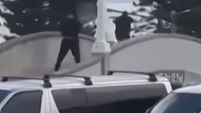 Vater und Sohn richteten ihre Waffen von einer Brücke aus auf die laufende Menge.