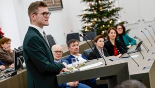 Seine angehenden Regierungskollegen lauschten dem designierten Landesrat Maximilian Aigner beim ...
