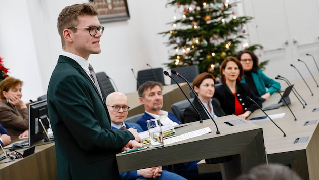 Seine angehenden Regierungskollegen lauschten dem designierten Landesrat Maximilian Aigner beim ...