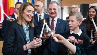 Florian Mitter (re.) und LH Thomas Stelzer (M.) überbrachten das Friedenslicht an ...