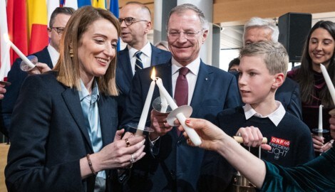 Florian Mitter (re.) und LH Thomas Stelzer (M.) überbrachten das Friedenslicht an ...