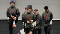 Leon Goretzka (li.) sorgt mit einer ungewöhnlichen Aktion für Aufsehen.