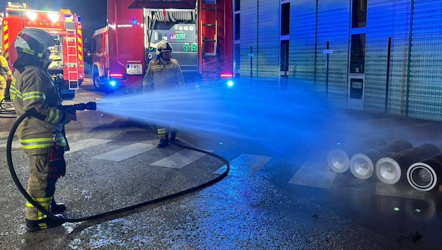 Wasser marsch! Die Floriani hatten bis Mitternacht einiges zu tun.