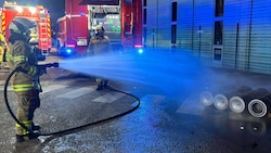 Wasser marsch! Die Floriani hatten bis Mitternacht einiges zu tun.