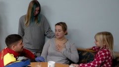 Für die „Krone“ stellen Samariterbund und Rotes Kreuz einen Herzinfarkt nach und erklären, wie ...