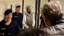 Der 39-jährige Iraker soll seine Frau und deren zwei Kinder entführt haben. Die Sechsjährige ...