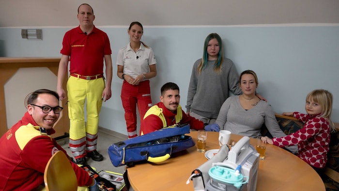 Für die „Krone“ stellen Samariterbund und Rotes Kreuz einen Herzinfarkt nach und erklären, wie ...