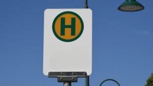 Bei einer Bushaltestelle soll es zu dem Vorfall gekommen sein (Symbolbild).