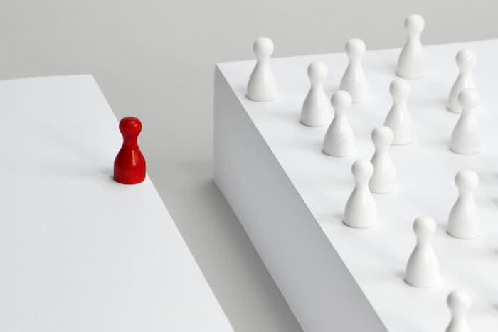 Chronische Einsamkeit belastet den Körper und die Psyche dauerhaft – ähnlich wie ein ständiger ...