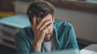 Zu viel Stress hält den Körper ständig in Alarmbereitschaft – wie ein Motor, der nie abschaltet.