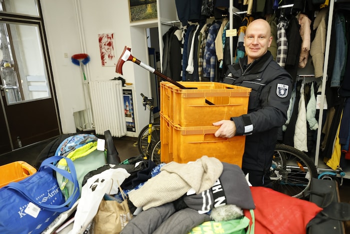 René Lex vom Grazer Parkraum- und Sicherheitsservice bringt täglich Dinge vorbei, die in Bus und ...