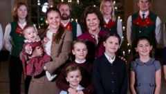 Familienglück pur: Königin Silvia mit ihren neun Enkelkindern – besonders auffällig Prinzessin ...