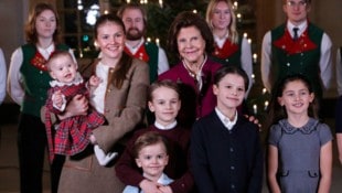 Familienglück pur: Königin Silvia mit ihren neun Enkelkindern – besonders auffällig Prinzessin ...