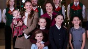 Familienglück pur: Königin Silvia mit ihren neun Enkelkindern – besonders auffällig Prinzessin ...