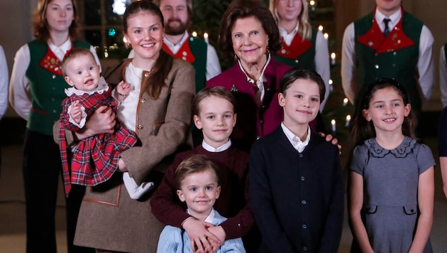 Familienglück pur: Königin Silvia mit ihren neun Enkelkindern – besonders auffällig Prinzessin ...