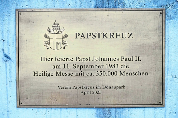 Für die ÖVP Donaustadt reicht die Kontextualisierung in Form der vorhandenen Plakette, die auf ...