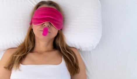 Sich den Mund zuzukleben, ist nur ein potenziell gefährlicher Tipp beim „Sleepmaxxing“.