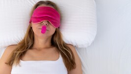 Sich den Mund zuzukleben, ist nur ein potenziell gefährlicher Tipp beim „Sleepmaxxing“.