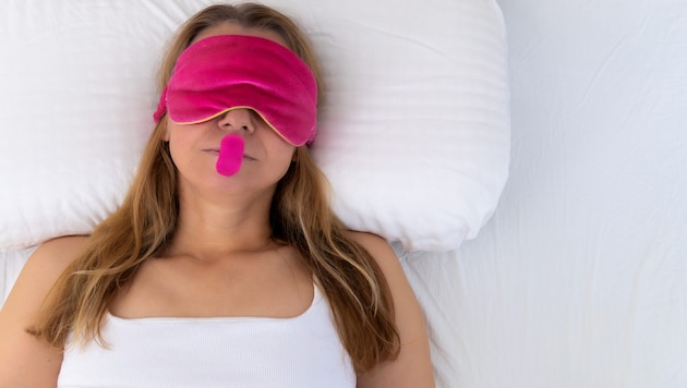 Sich den Mund zuzukleben, ist nur ein potenziell gefährlicher Tipp beim „Sleepmaxxing“.