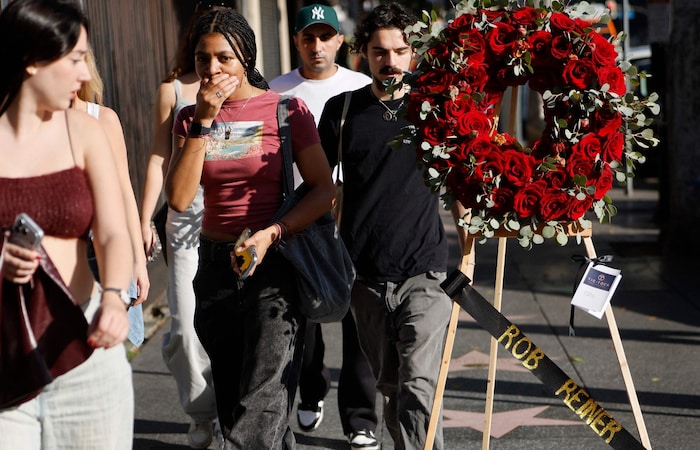 Trauernde vor dem Haus der Reiners in Brentwood