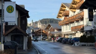 Bei der Bushaltestelle in der Kitzbüheler Hammerschmiedstraße soll es zu dem Vorfall gekommen ...