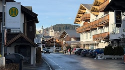Bei der Bushaltestelle in der Kitzbüheler Hammerschmiedstraße soll es zu dem Vorfall gekommen ...