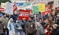 Hunderte Menschen demonstrierten am Dienstag in Graz. 