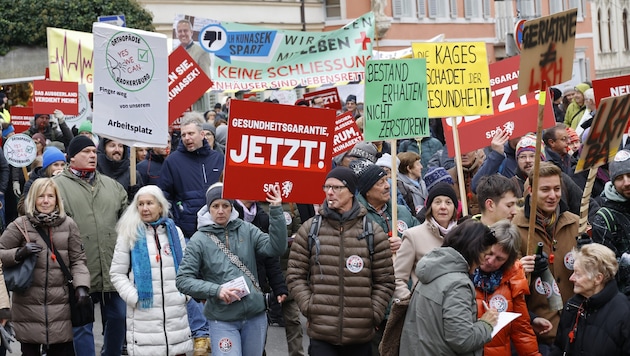 Hunderte Menschen demonstrierten am Dienstag in Graz.