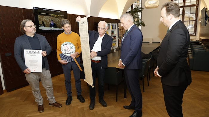 Ein kurzer Termin der Demo-Organisatoren mit Mario Kunasek und Karlheinz Kornhäusl.