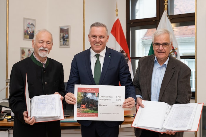Helmut Poglitsch (li.) und Franz Zettl (re.) übergaben Landeshauptmann Mario Kunasek (FPÖ) mehr ...