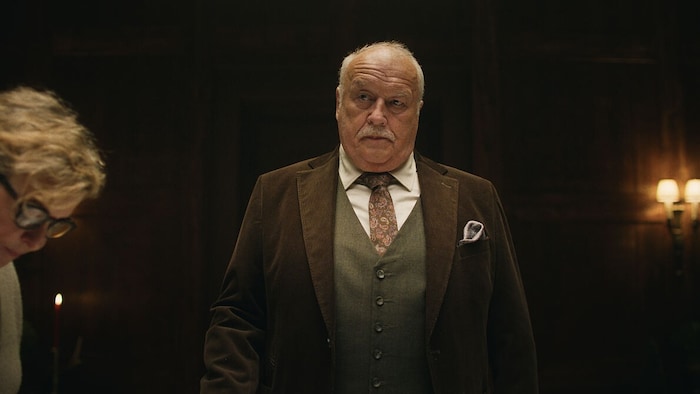 Thomas Thieme spielt einen Familienpatriarch, wie er im Buche steht.