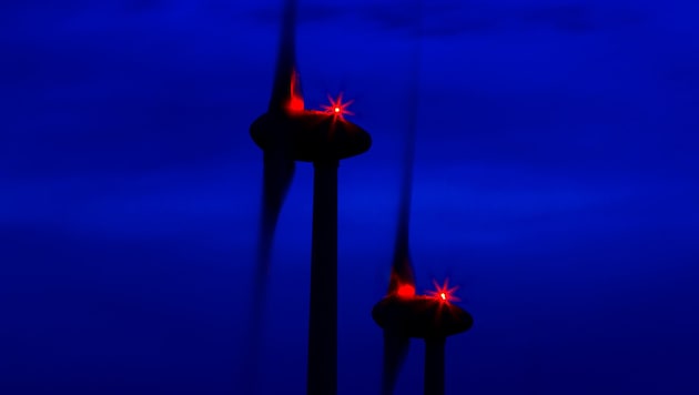 Die roten Blinklichter werden von nächtlichem Dauer- auf Bedarfsbetrieb umgestellt.