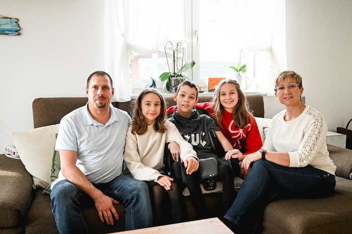 Liam mit Papa Gernot, Mama Kerstin und den Zwillingsschwestern Celina und Eliana