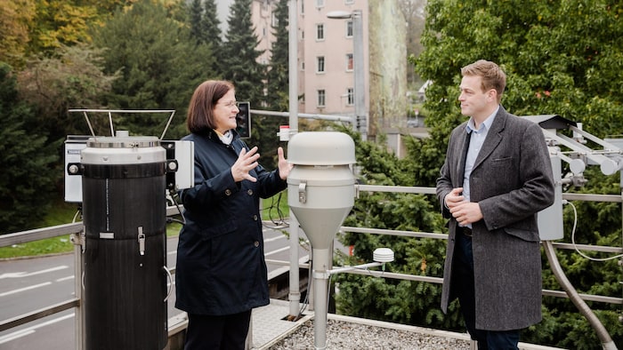 Stefan Kaineder mit Regina Pürmayr, Leiterin der Gruppe Luftgüte des Landes OÖ.