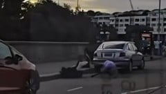 Videomaterial zeigt, wie der mutige Passant mit dem Attentäter rangelt und beide zu Boden ...